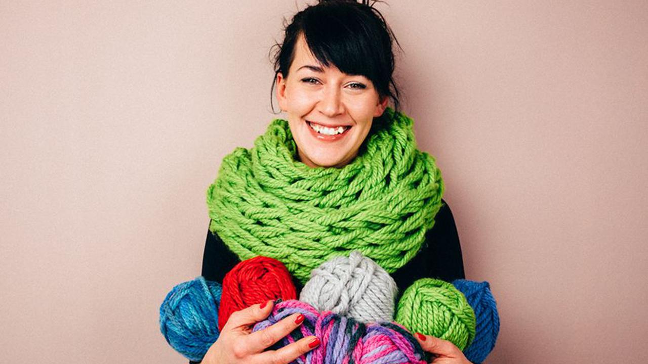 Kamu Bisa Merajut Dengan Lenganmu Sendiri dan Hasilnya Keren!