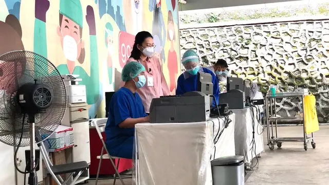 Tenaga kesehatan di Bintaro, Tangerang Selatan tengah bersiap melakukan tes antigen COVID-19