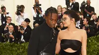 Kylie Jenner dan Travis Scott menghadiri MET Gala 2018. (Jamie McCarthy / GETTY IMAGES NORTH AMERICA / AFP)