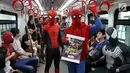 Para Spider-Man yang tergabung dalam komunitas Spider-Verse Indonesia menaiki gerbong kereta api ringan atau Light Rail Transit (LRT) di kawasan Jakarta, Minggu (21/7/2019). Dalam aksinya, mereka melakukan penggalangan dana untuk donasi anak penderita hydrocephalus. (Liputan6.com/Johan Tallo)