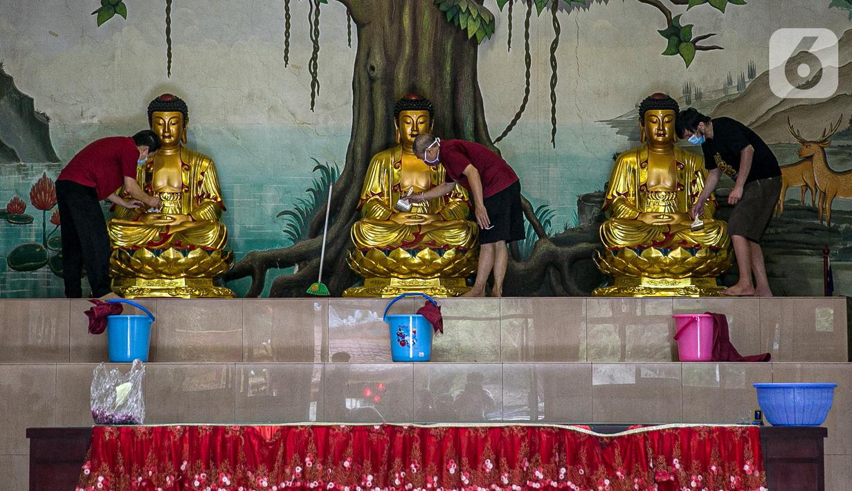 Para jemaat membersihkan patung yang ada di Vihara Amurva Bhumi, Jakarta, Kamis (4/2/2021). Ritual mencuci patung dewa serta bersih-bersih ini dilakukan dalam rangka menyambut perayaan Tahun Baru Imlek 2572. (Liputan6.com/Faizal Fanani)