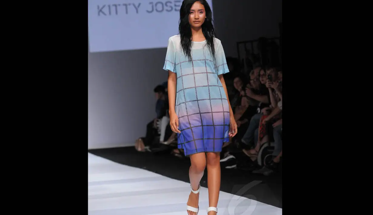Elemen lukisan Caufield dapat ditemui pada motif kotak-kotak dan berbagai warna yang digunakan pada karya-karya Kitty Joseph dalam pagelaran Jakarta Fashion Week 2015, Senin (3/11/2014). (Liputan6.com/Faisal R Syam)