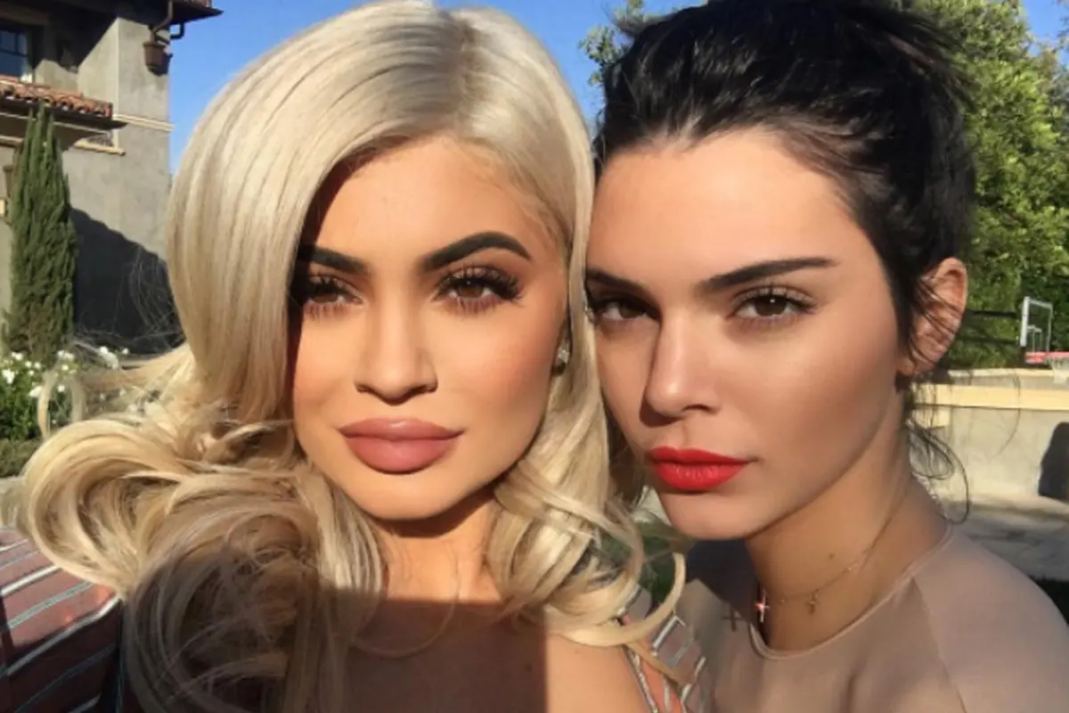 Perbedaan Gaya Makeup Kendall Jenner dan Kylie Jenner