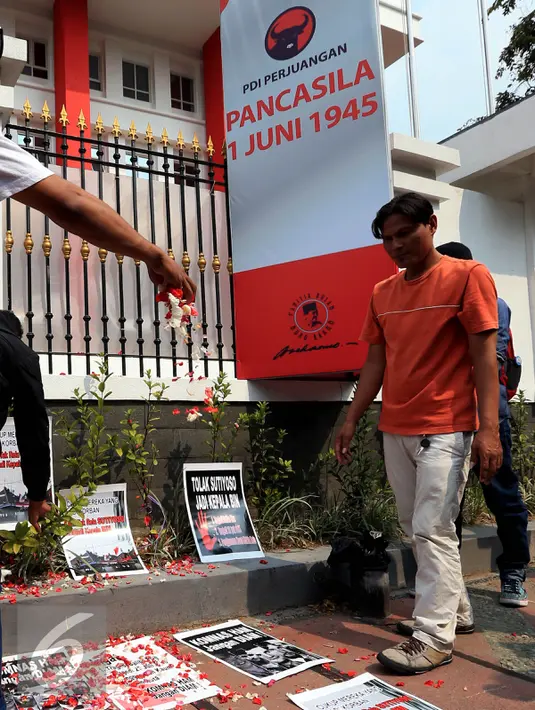 Aksi menolak Sutiyoso sebagai Kepala BIN di depan Gedung DPP PDI-P, Jakarta (22/6/2015). Mereka menolak Sutiyoso karena dianggap terlibat dalam kerusuhan 27 Juli 1996. (Liputan6.com/JohanTallo)