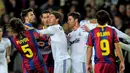 Pemain Madrid, Sergio Ramos, mendorong Carles Puyol hingga terjatuh saat Puyol memprotes Ramos karena melanggar keras Messi. Barcelona menang 5-0 dalam laga di Stadion Camp Nou, Barcelona, (29/11/2010). (AFP Photo/Josep Lago)