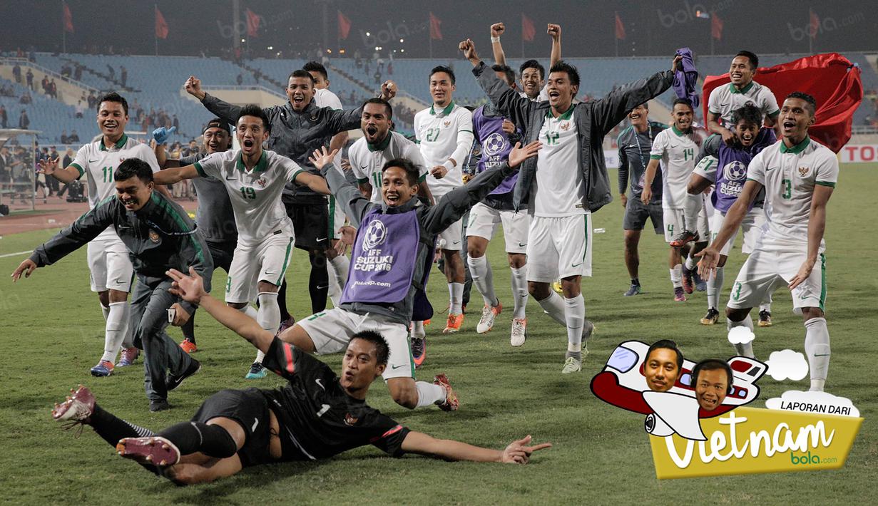 Para pemain Timnas Indonesia merayakan keberhasilan menyingkirkan Vietnam dari semifinal Piala AFF 2016 di Stadion My Dinh, Hanoi, Kamis (7/12/2016). Indonesia menang agregat 4-3 atas Vietnam. (Bola.com/Peksi Cahyo)