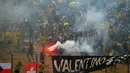 Fans Valentino Rossi merayakan keberhasilan Rossi meraih peringkat tiga dalam GP Ceska di Sirkuit Brno, Republik Ceska, (16/8/2015). (AFP Photo/Michal Cizek)