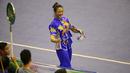 Atlet Wushu Indonesia, Ivana Ardelia terlihat senang usai meraih medali perak pada Kejuaraan Dunia Wushu 2015 di Istora,Senayan, Jakarta, Selasa (17/11/2015). (Bola.com/Nicklas Hanoatubun)