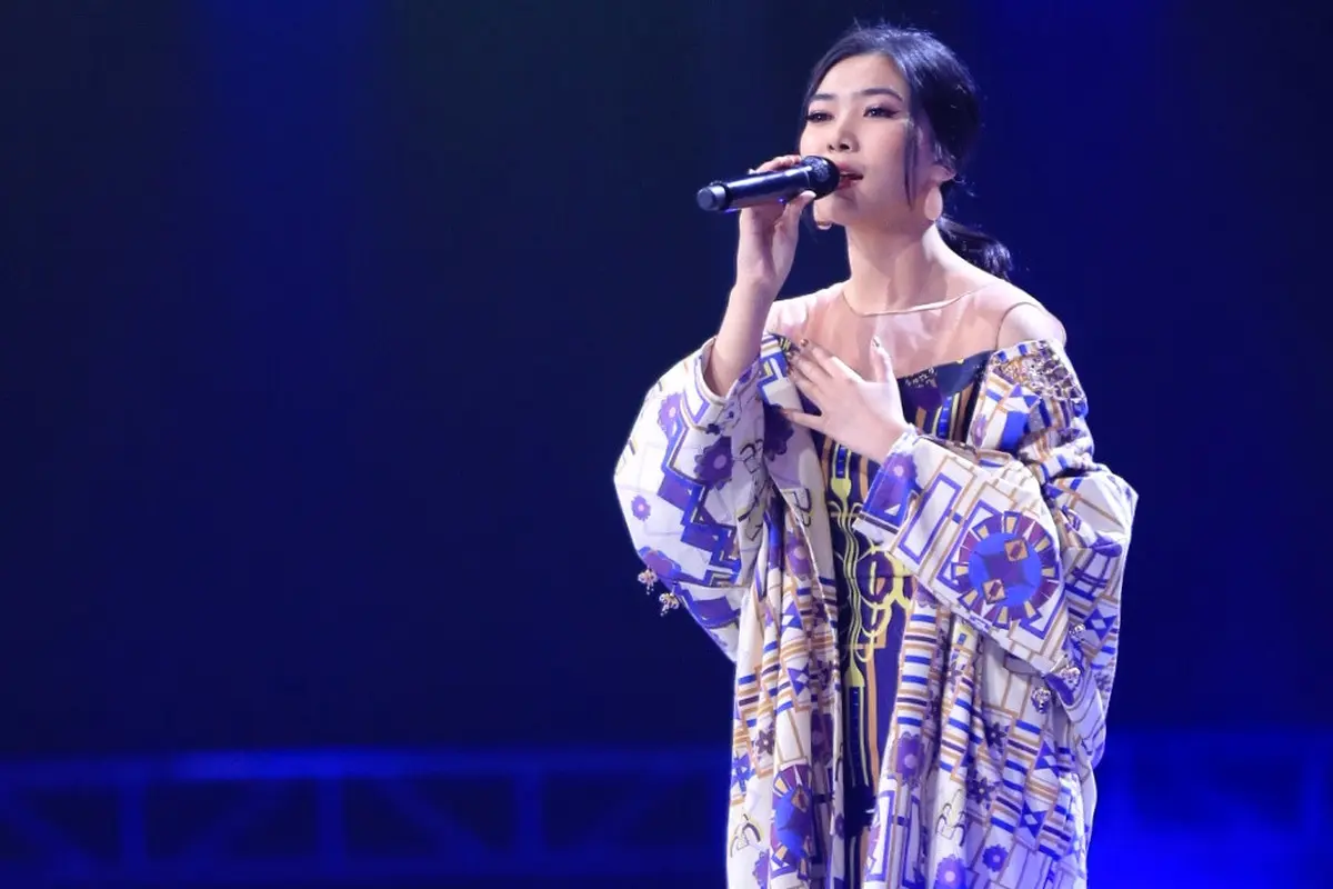 [Fimela] Aksi Isyana Sarasvati di balik video klip Winter Song