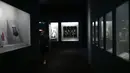 Seorang pengunjung mengamati karya seni yang ditampilkan dalam pameran di Museum Nasional China di Beijing, pada 30 Agustus 2020. Pameran tersebut, yang menampilkan lebih dari 200 karya seni tradisional dari Provinsi Fujian di China selatan, digelar di Beijing pada Minggu (30/8). (Xinhua/Jin Liangku