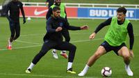 Gelandang Inggris Ruben Loftus-Cheek dan bek Inggris Harry Maguire saat mengikuti latihan di St George's Park di Burton-on-Trent, Inggris (4/9). Inggris akan bertanding melawan Spanyol laga persahabatan internasional 8 September. (AFP Photo/Paul Ellis)