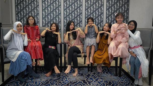 Potret Annisa Pohan saat buka bersama dengan keluarga besar (Sumber: Instagram/@annisayudhoyono)