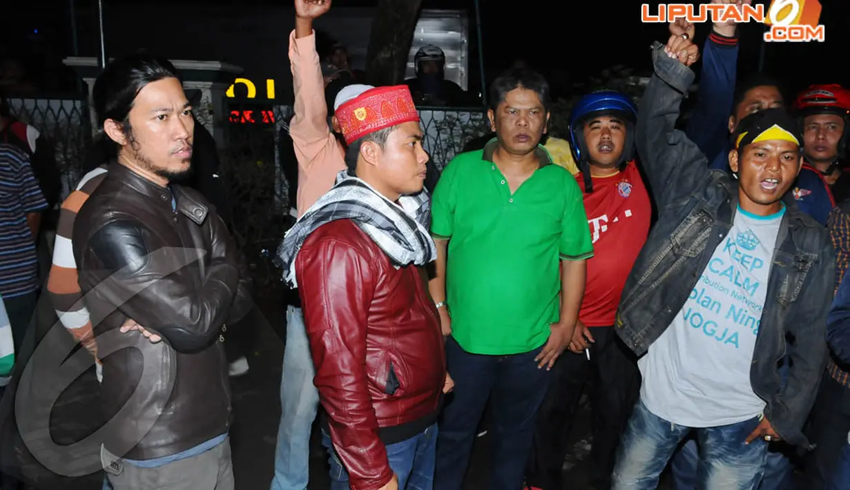 Massa tetap bertahan di halaman depan kantor DPP PPP hingga dini hari. (Liputan6.com/Andrian M. Tunay)