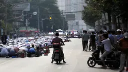 Warga muslim Shanghai melaksanakan Salat Idul Adha di jalan di luar sebuah masjid di Shanghai, Tiongkok, Senin (12/9). (REUTERS / Aly Lagu)