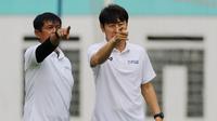 Manajer pelatih Timnas Indonesia, Shin Tae-yong, didampingi Indra Sjafri, saat sesi latihan di Stadion Wibawa Mukti, Cikarang, Senin (13/1/2020). Sebanyak 51 pemain mengikuti seleksi untuk memperkuat skuat utama Timnas Indonesia U-19. (Bola.com/M Iqbal Ic