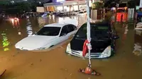 Banjir di depan Tamani Jalan Kemang Raya, Jakarta Selatan. (@amru_ms)