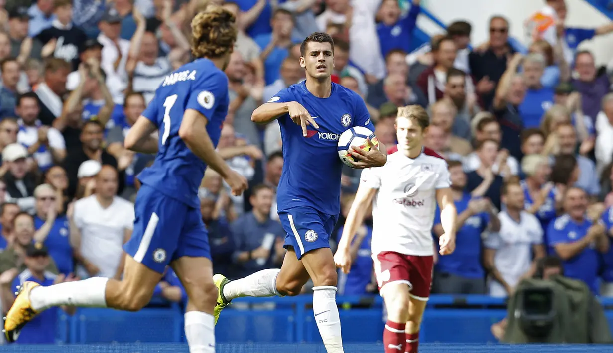 Alvaro Morata. Striker Spanyol berusia 29 tahun yang sejak awal musim 2020/2021 membela Atletico Madrid ini menempati posisi keempat dan lima bersama Tore Andre Flo sebagai pemain Chelsea dengan gol terbanyak di musim debutnya pada 2017/2018. Ia mampu mencetak total 15 gol, dengan rincian 11 gol dicetaknya di Liga Inggris, 1 gol di Liga Champions, 2 gol di Piala FA dan 1 gol di Piala Liga. Ia didatangkan Chelsea dari Real Madrid dengan nilai transfer 66 juta euro dan bertahan hingga 2019/2020. (AFP/Ian Kington)