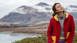 Tak hanya di Indonesia, Dimas Anggara ini juga menikmati liburannya di luar negeri. Saat berlibur ke nuansa alam di Selandia Baru, penampilan Nadine Chandrawinata juga tampak memukau. Ia tampak mengenakan busana berwarna abu-abu yang dipadukan dengan jaket merah.
 (Liputan6.com/IG/@nadinelist)