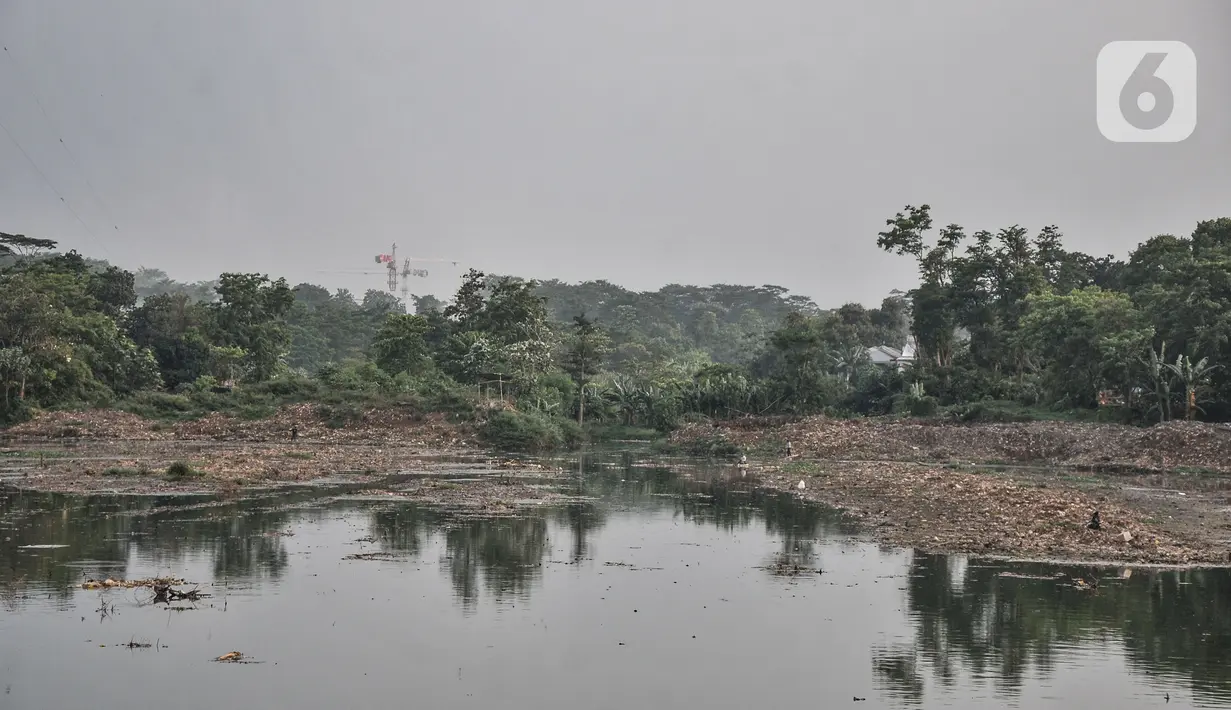 Sampah bercampur eceng gondok di Situ Pengarengan, Depok, Jawa Barat, Minggu (10/10/2021). Sebelumnya Pemkot Depok melalui DPUPR pada September lalu mulai melakukan normalisasi sejumlah situ atau waduk sebagai upaya pengendalian banjir. (merdeka.com/Iqbal S Nugroho)
