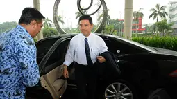 Menteri Pendayagunaan Aparatur Negara dan Reformasi Birokrasi (MenPAN-RB), Yuddy Chrisnandi saat tiba di SCTV Tower Senayan Jakarta, Senin (10/11/2014). (Liputan6.com/Helmi Fithriansyah)