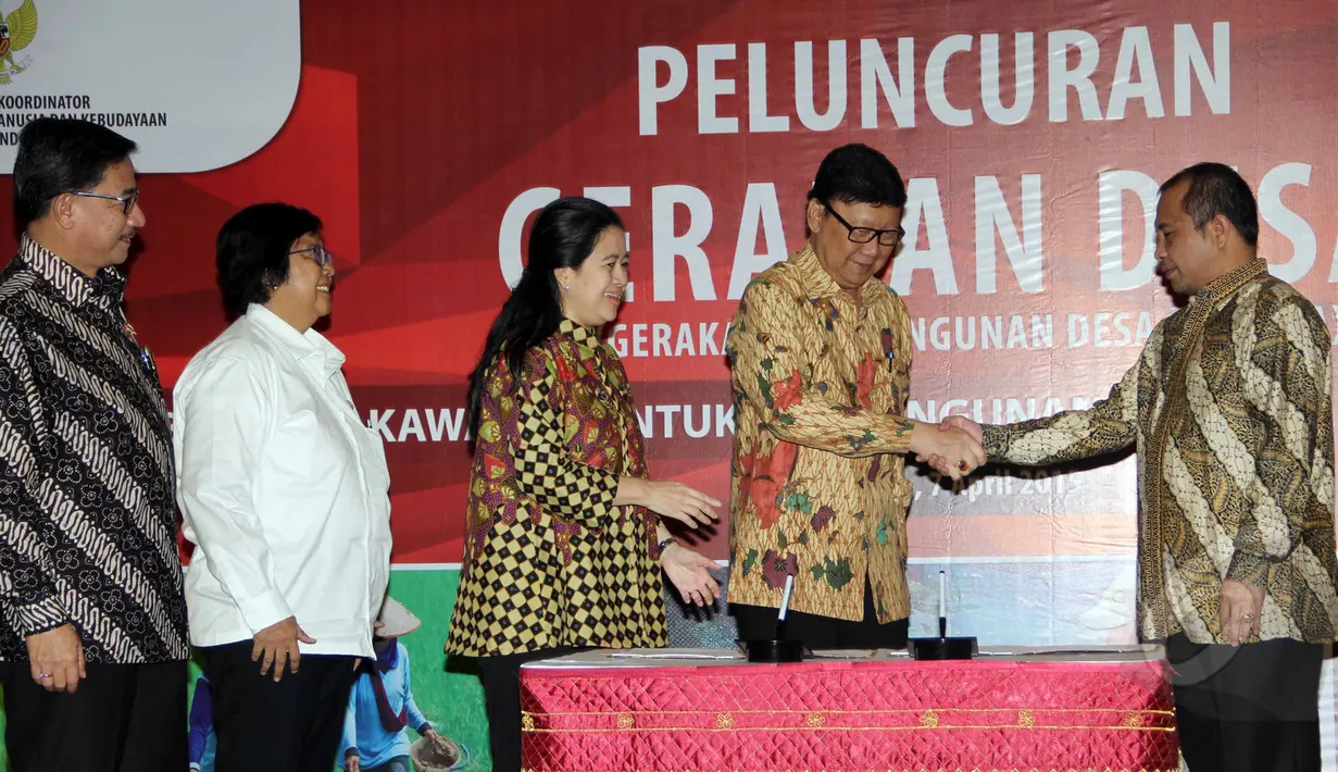 Menteri Desa Pembangunan Daerah Tertinggal dan Transmigrasi Marwan Jafar (kanan) bersalaman dengan Menteri Dalam Negeri Tjahjo Kumolo (kedua kanan) saat peluncuran Gerakan Desa di Jakarta, Selasa (7/4/2015). (Liputan6.com/Helmi Afandi)