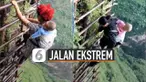 Terlihat beberapa warga harus menaiki dan menuruni tebing yang terdiri dari 2.556 anak tangga.