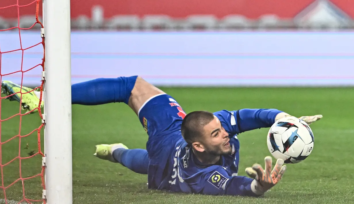 Lucas Chevalier. Pada urutan kelima ada Lucas Chevalier, kiper berusia 21 tahun yang baru saja kembali memperkuat Lille pada awal musim 2022/2023 setelah sempat dipinjamkan ke Valenciennes FC selama semusim. Hingga kini ia juga sama sekali belum pernah membela Timnas Prancis di level senior. Bersama Timnas U-21 Prancis ia baru mengoleksi 1 caps saat melakukan debut pada 19 November 2022. (AFP/Sameer Al-Doumy)