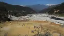 Lapangan di Bahuneypati, Sindhupalchok, Nepal ini berdekatan dengan aliran sungai besar. Dari lapangan ini kita bisa melihat pemandangan indah gunung-gunung dan dapat ditempuh sekitar 70 kilometer  dari kota Kathmandu. (AFP/Prakash Mathema)