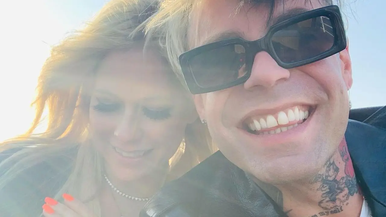 7 Potret Mesra Avril Lavigne dan Mod Sun, Resmi Dilamar di Paris