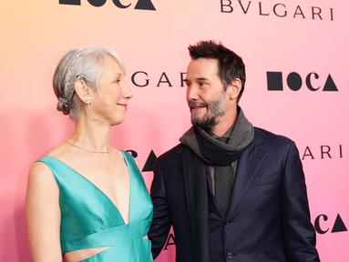 Aktor Keanu Reeves dan kekasihnya Alexandra Grant (Kiri) menghadiri MOCA Gala 2024 di The Geffen Contemporary at MOCA pada 13 April 2024 di Los Angeles, California. (Momodu Mansaray/Getty Images/AFP)