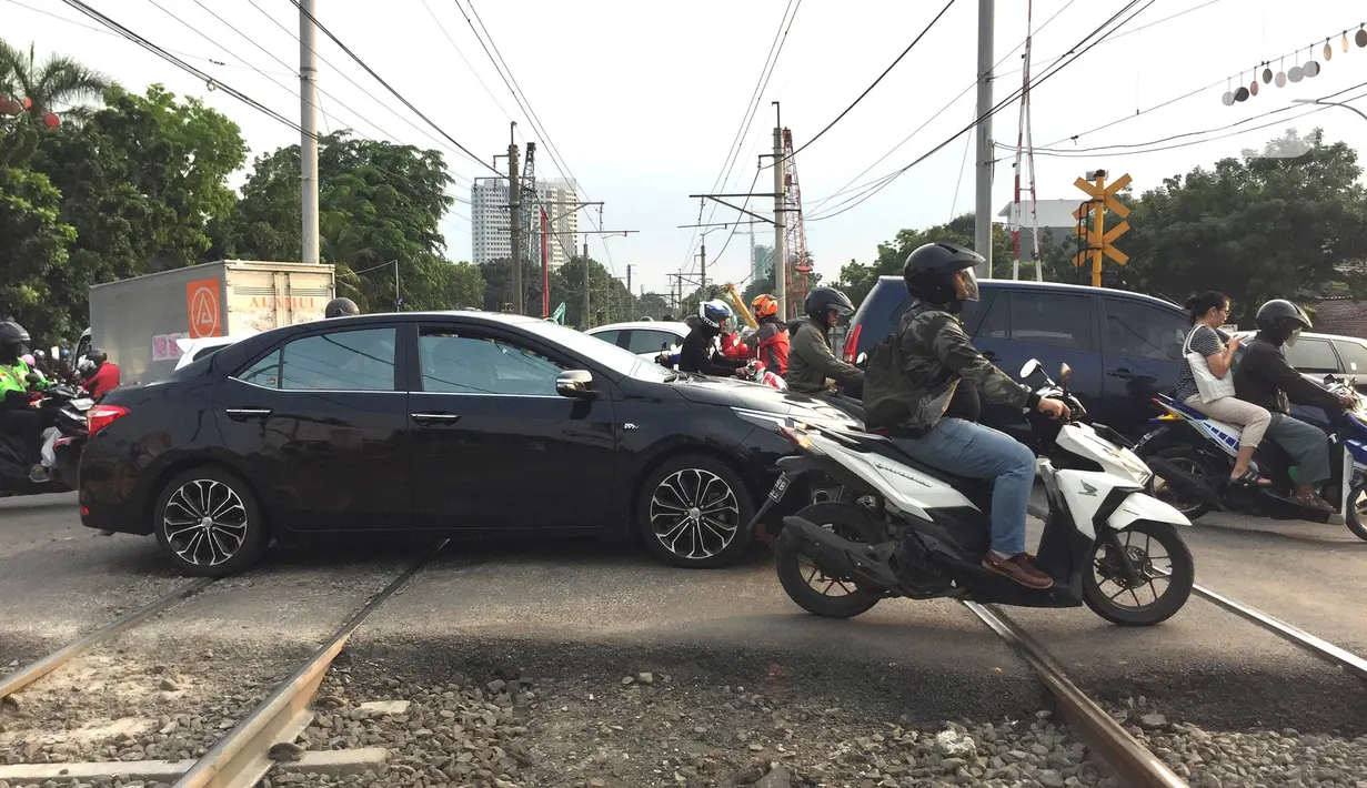 Kendaraan melintasi jalur putar balik yang juga merupakan perlintasan sebidang di kawasan Tanjung Barat, Jakarta, Kamis (19/12/2019). Mulai Sabtu (21/12) mendatang, jalur putar balik itu akan ditutup, terkait proyek pembangunan flyover di kawasan tersebut. (Liputan6.com/Immanuel Antonius)