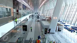 Pekerja mengerjakan proyek Terminal 3 Ultimate Bandara Soekarno-Hatta, Tangerang, (8/6). Pengoperasian terminal ini menunggu commissioning final yang akan dilaksanakan Garuda Indonesia dan perolehan izin operasi dari Kemenhub. (Liputan6.com/Angga Yuniar)