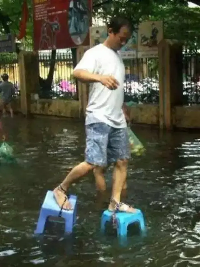 15 Aksi Kocak Orang Hadapi Musibah Banjir, Tetap Dibawa Santai