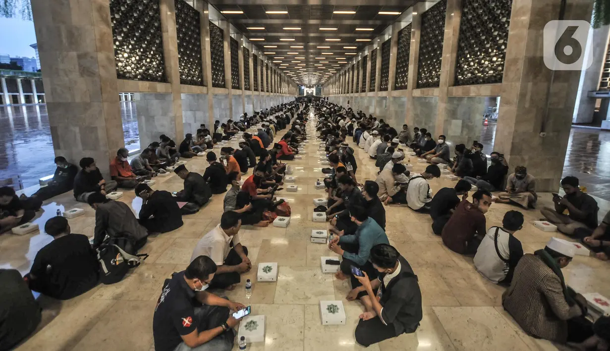 Umat Muslim berkumpul untuk berbuka bersama pada hari pertama ibadah puasa di Masjid Istiqlal, Jakarta Pusat, Minggu (3/4/2022). Masjid Istiqlal kembali menggelar buka puasa bersama setelah sempat ditiadakan sejak dua tahun lalu. (merdeka.com/Iqbal S.Nugroho)