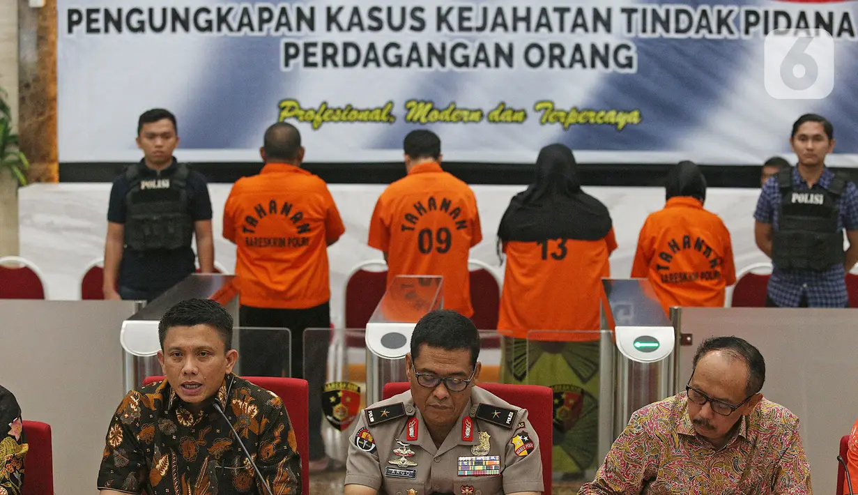 Dir Tipidum BJP Ferdy Sambo (kiri) bersama Karo Penmas Divisi Humas Polri Brigjen Argo Yuwono (tengah) dan Wakil LPSK (Purn) BJP Dr. Achmadi saat rilis pengungkapan tindak pidana perdagangan orang di Bareskrim Polri, Jakarta, Jumat (14/2/2020). (Liputan6.com/Herman Zakharia)