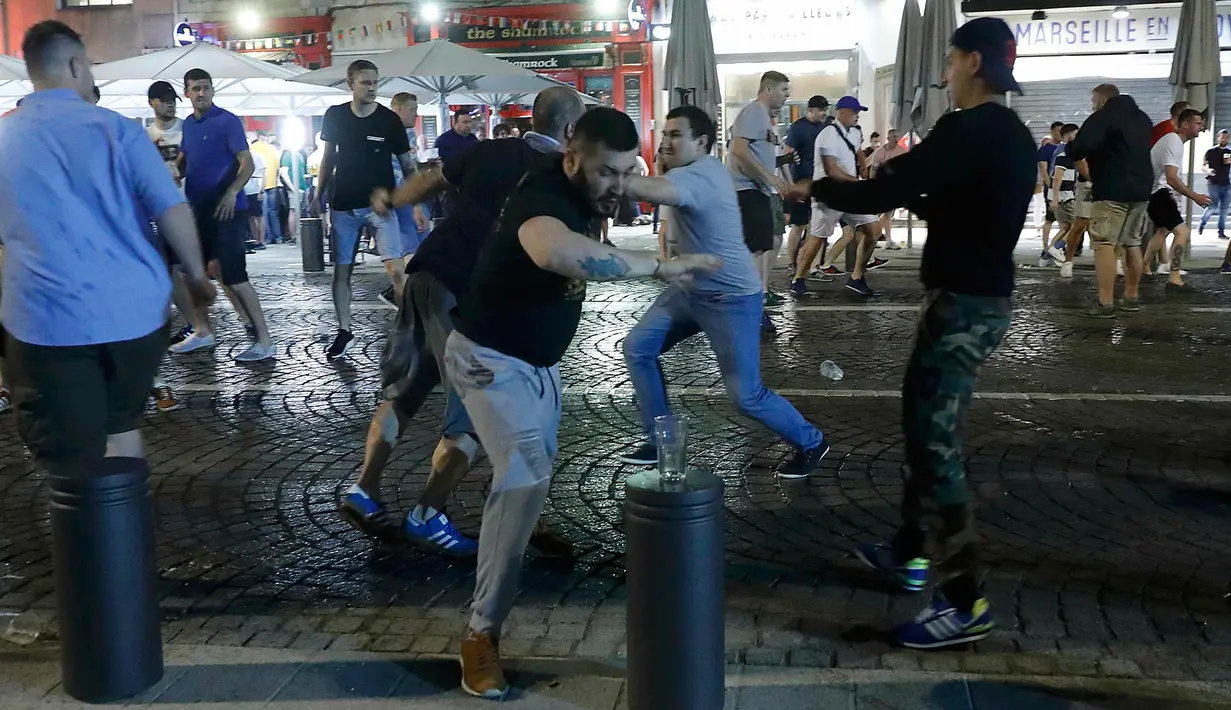  Sejumlah Suporter timnas Inggris dan Rusia serta pemuda lokal terlibat bentrok saat pembukaan Euro 2016  di kawasan bar Marseille, Prancis (10/6). Bentrokan mengakibatkan kerusakan sejumlah fasilitas bar dan jalan di Vieux Port. (REUTERS / Eddie Keogh)