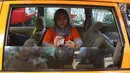 Petugas menghitung uang pecahan saat kegiatan penukaran di Lapangan IRTI Monas, Jakarta, Rabu (23/5). Masyarakat akan dilayani secara langsung dengan menggunakan stand mobil dari 14 bank baik swasta maupun bank BUMN. (Liputan6.com/Arya Manggala)