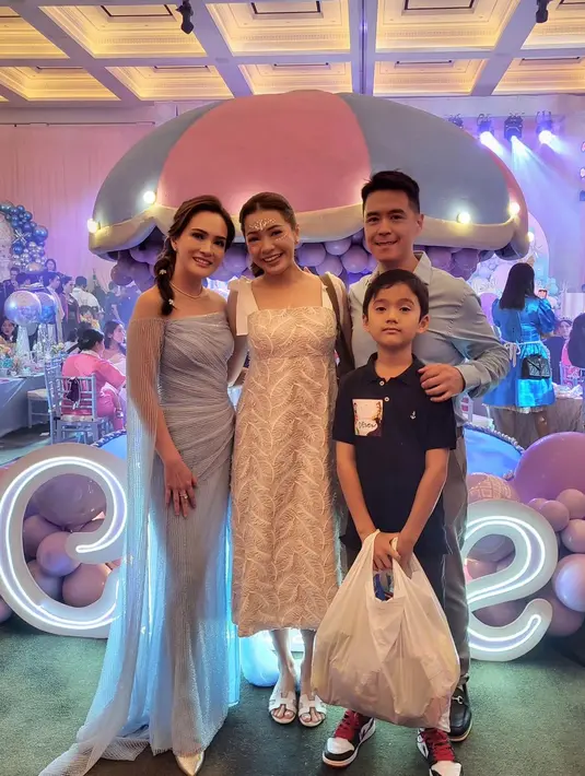 Maya Septha terlihat memesona mengenakan dress putih dengan rhinestone makeup look yang memukau. Ia hadir bersama sang suami dan putranya yang berpakaian kasual. [@mayaseptha7]