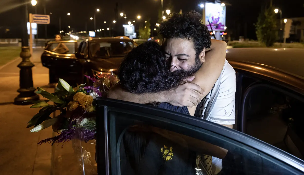 Tiga jurnalis yang dijatuhi hukuman bertahun-tahun penjara setelah menulis tentang korupsi dan penyalahgunaan kekuasaan di Maroko, dibebaskan Senin setelah menerima pengampunan dari Raja Mohammed VI. (FADEL SENNA / AFP)