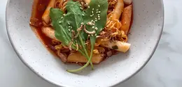 Rabokki juga dapat diolah menjadi menu camilan yang menyehatkan dengan menambahkan aneka sayuran. (Foto/dok: Pexels/Anya Dunes)