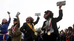 Para demonstran mengenakan kostum pejabat dan topeng sambil menghambur-hamburkan uang berunjuk rasa anti korupsi untuk memprotes pencalonan presiden Peru, Keiko Fujimori di Kota Lima, Peru (5/4). (REUTERS/Guadalupe Pardo)