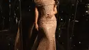 Off-the-shoulder sequin dress Raisa memiliki warna rose gold yang super cantik, panjang menjuntai hingga ke lantai dan high slit yang memperlihatkan kaki jenjangnya. Mana penampilan paling slay di antara ketiganya saat pakai sequin dress, Sahabat FIMELA? [Foto: Instagram/raisa6690]