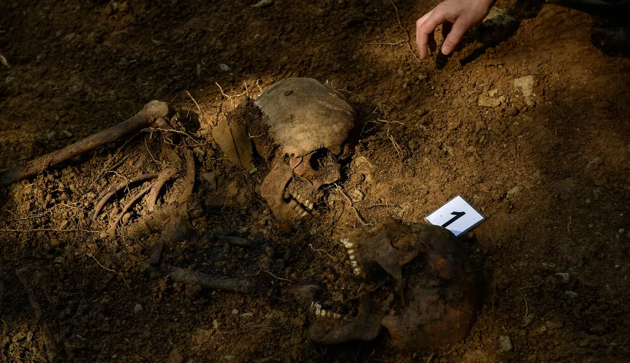 Arkeolog memeriksa kuburan yang diyakini berisi dua tahanan republik yang tewas selama Perang Saudara Spanyol di desa kecil Leranoz, Pyrenees, sekitar 30 km (21,78 mil) dari Pamplona, Spanyol utara, Selasa (22/5). (AP Photo/Alvaro Barrientos)