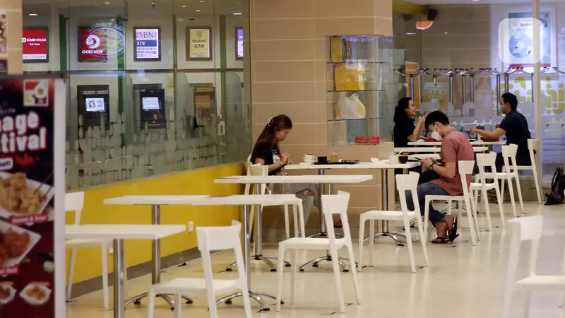 FOTO: Restoran di Mal Kembali Layani Pengunjung Makan di Tempat