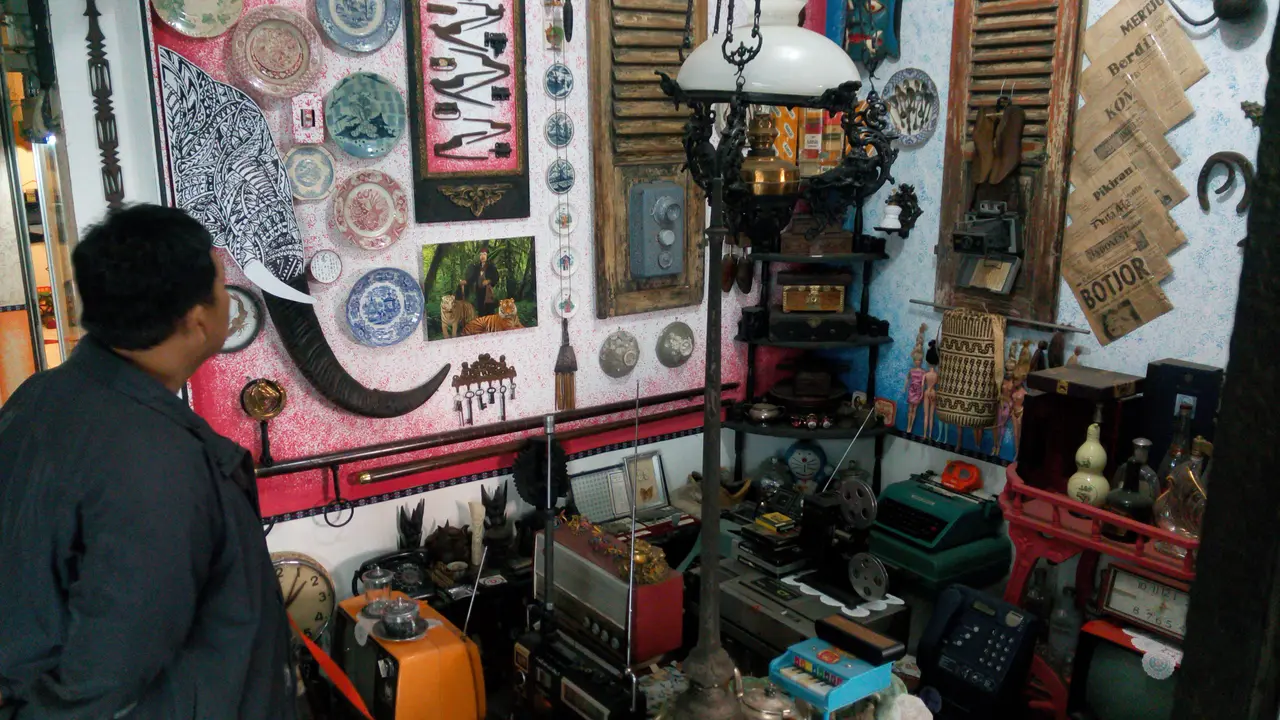 Surga Pemburu Barang Klasik di Pasar Antik Cikapundung