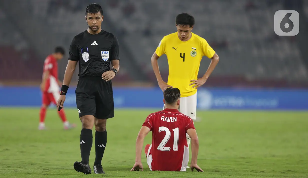 Namun, Jens Raven mengalami cedera pada akhir babak kedua. (Liputan6.com/Helmi Fithriansyah)