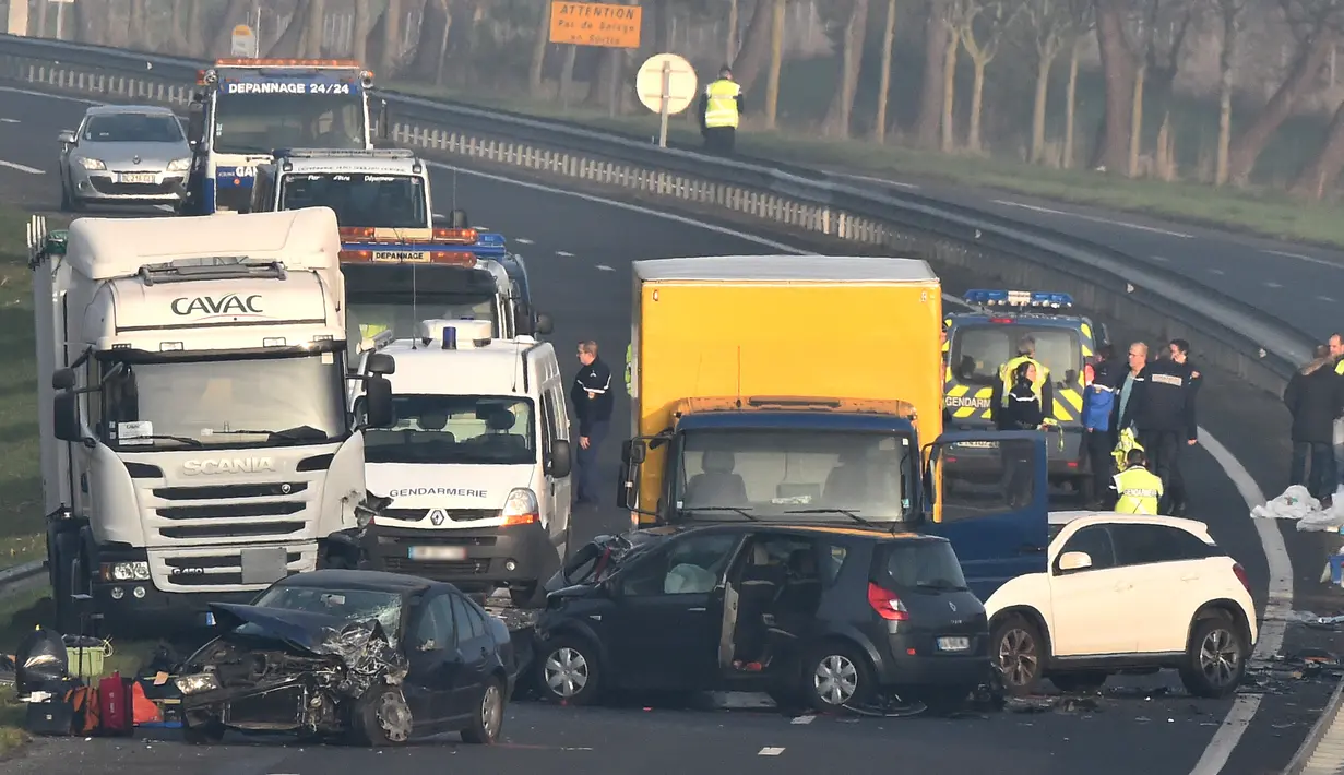 Sejumlah kendaraan terlibat tabrakan beruntun di Jalan D12 antara La Roche-sur-Yon dan Les Sables d'Olonne, sebelah barat Prancis, Selasa (20/12). Penyebab kecelakaan yang melibatkan 50 kendaraan itu masih dalam penyelidikan. (JEAN-FRANCOIS MONIER/AFP)