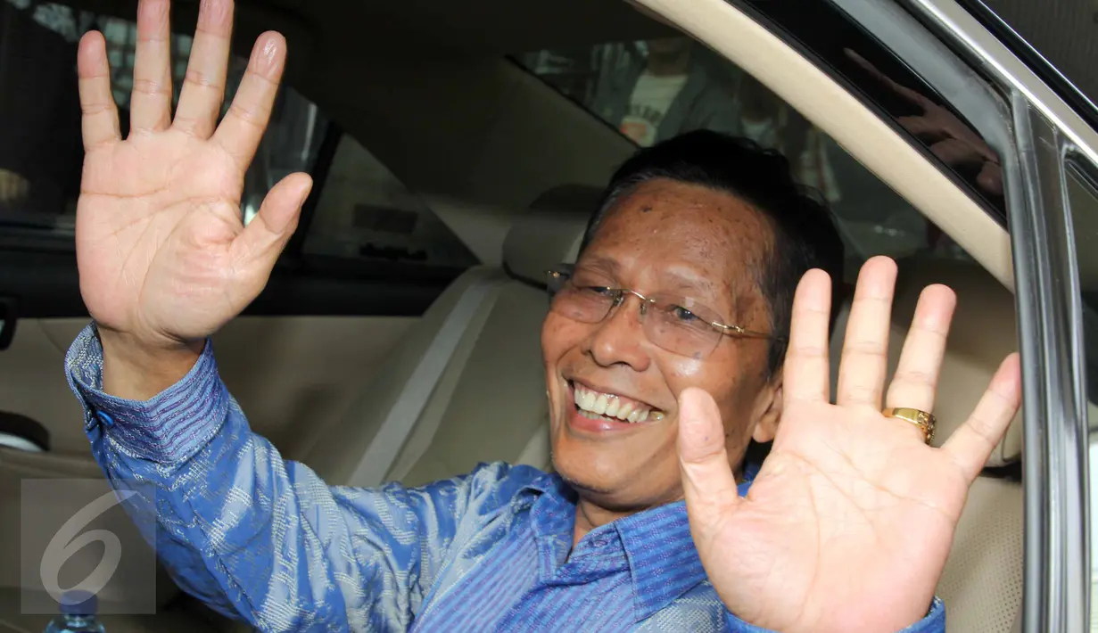 Panitera MK Kasianur Sidauruk melambaikan tangan seusai diperiksa KPK, Jakarta, Kamis (2/6/2015). Kasianur diperiksa sebagai saksi kasus suap sengketa pilkada Kabupaten Morotai di MK 2011 dengan tersangka RS (Rusli Sibua). (Liputan6.com/Helmi Afandi)