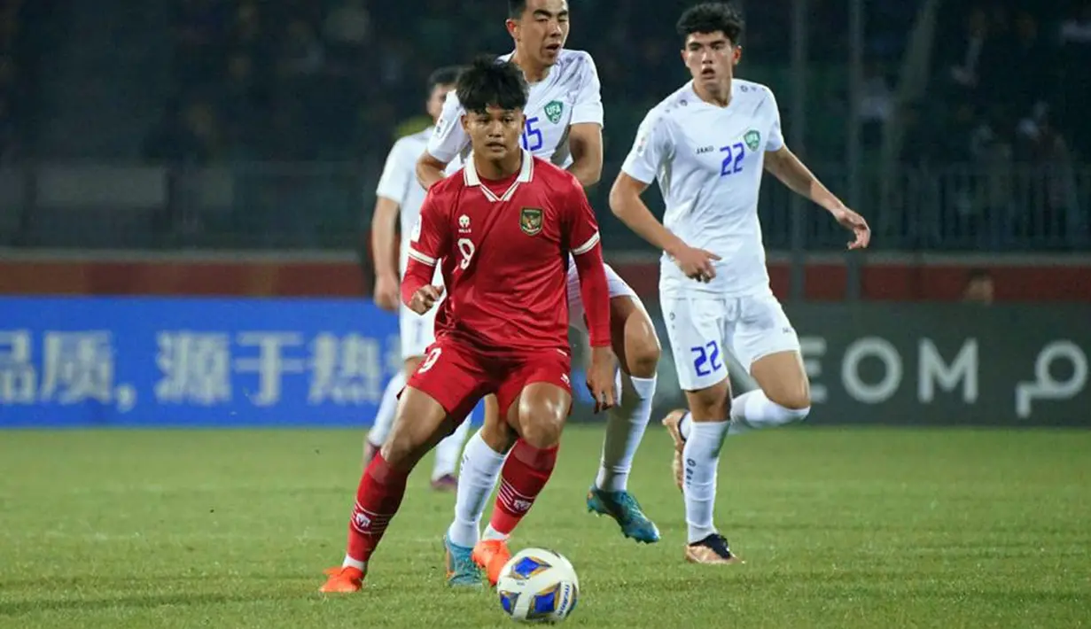 Pemain depan timnas Indonesia U-20, Hokky Caraka Brilliant (depan) berusaha menembus pertahanan Uzbekistan pada laga terakhir Grup A Piala Asia U-20 di Stadion Istiqlol Fergana, Uzbekistan, Selasa (7/3/2023). Garuda Muda gagal mencetak gol dalam laga yang tuntas 0-0. Skuad besutan Shin Tae Yong berada di posisi ketiga Grup A dengan raihan empat poin. (Foto: Dok PSSI)