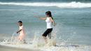  Ludivine tampak bercanda dengan anaknya di pantai Rio de Janeiro, Brasil (26/6/2014) (AFP PHOTO/FRANCK FIFE)